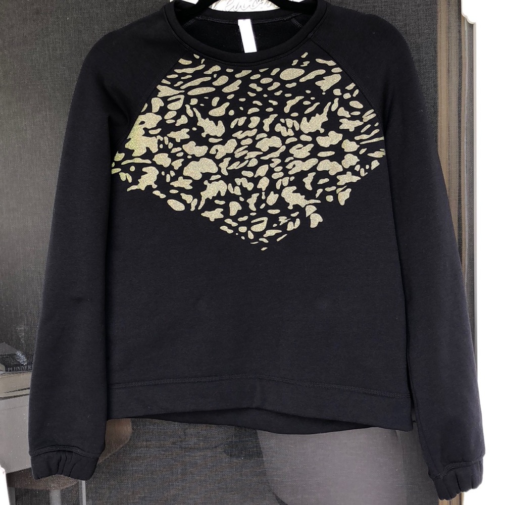 Lululemon Sweater size 6 in great conditions.